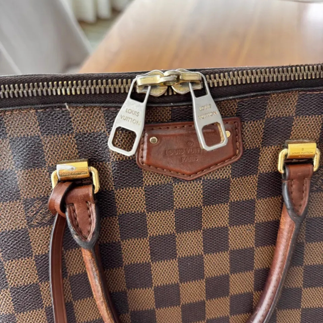 LOUIS VUITTON – KLEINE KARIERTE HANDTASCHE