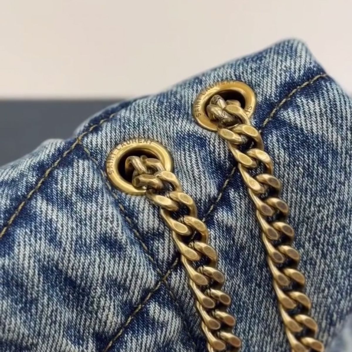 SAINT LAURENT LOULOU PUFFER TASCHE AUS GESTEPPTER VINTAGE-DENIM