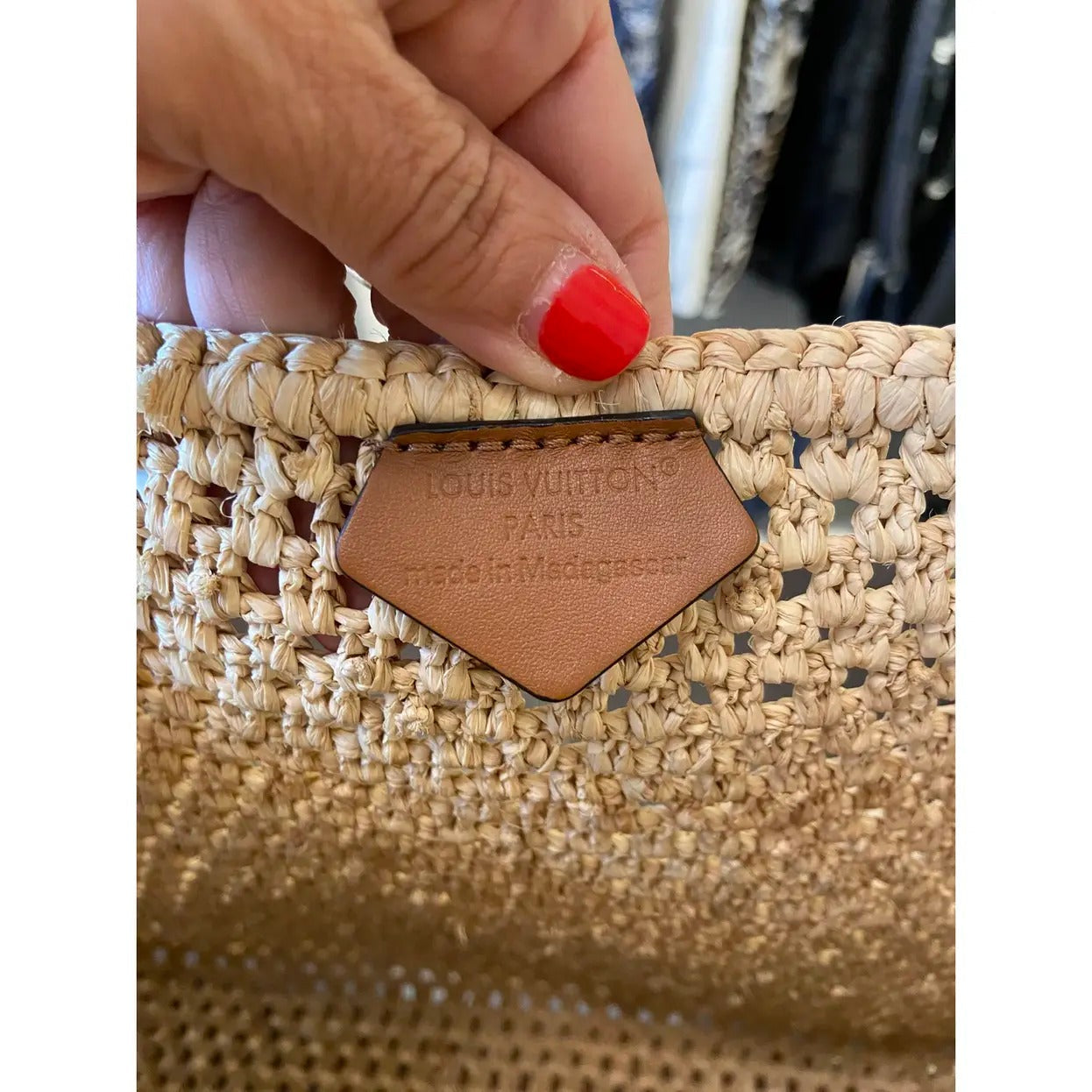 LOUIS VUITTON ONTHEGO MM HANDTASCHE AUS RAFFIA BY THE POOL