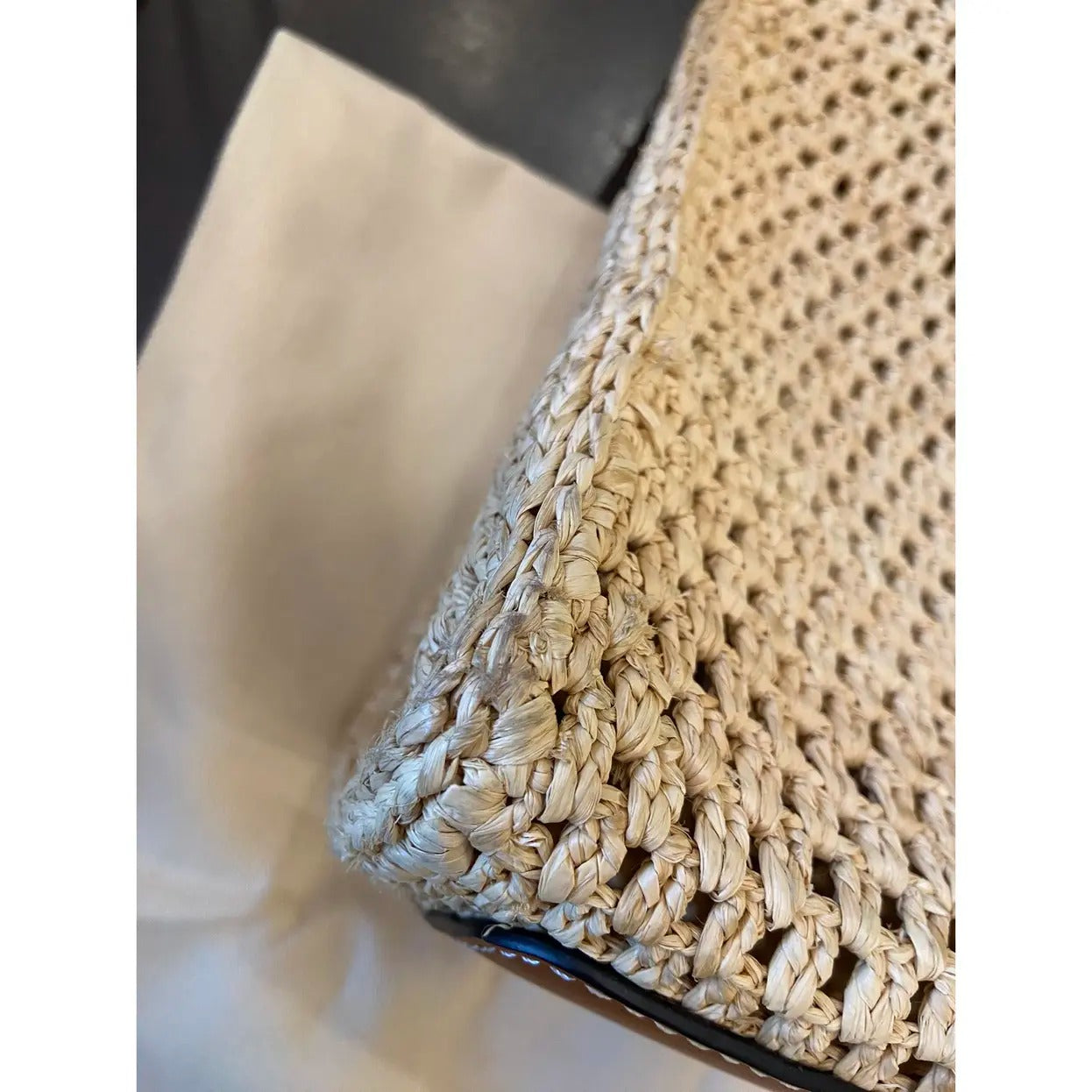 LOUIS VUITTON ONTHEGO MM HANDTASCHE AUS RAFFIA BY THE POOL