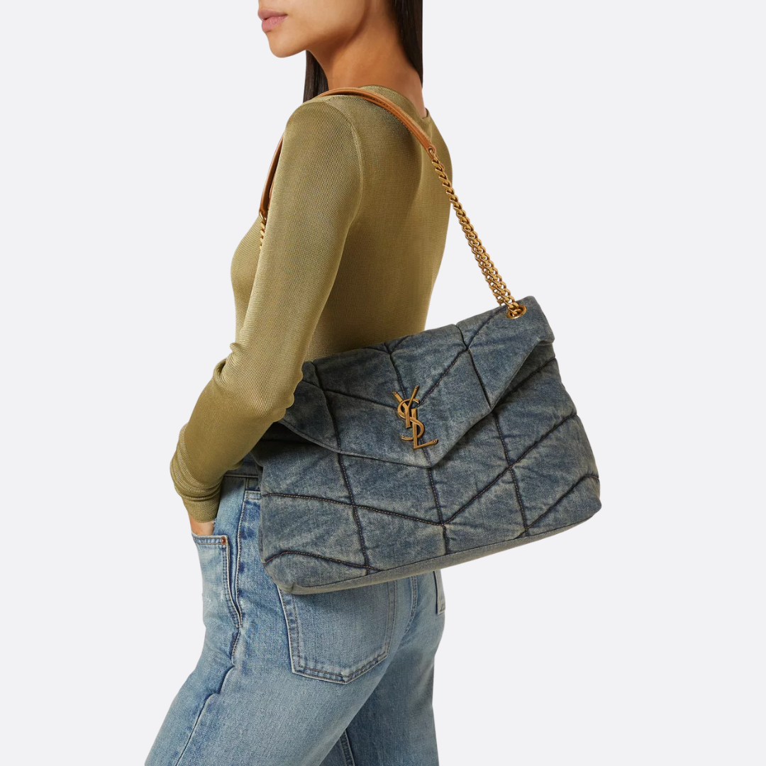 SAINT LAURENT LOULOU PUFFER TASCHE AUS GESTEPPTER VINTAGE-DENIM
