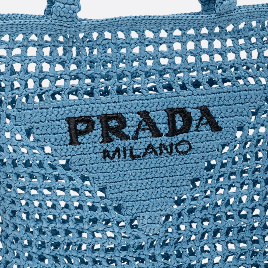 PRADA RAFFIA TASCHE MIT GEWEBTEM LOGO IN BLAU