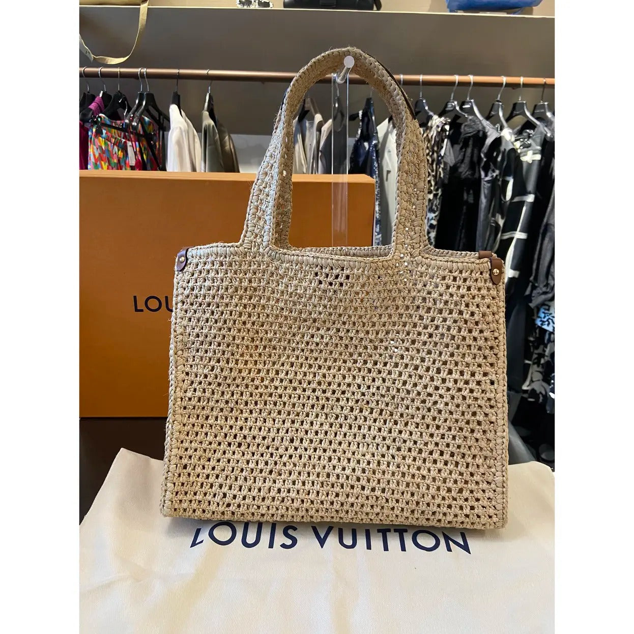 LOUIS VUITTON ONTHEGO MM HANDTASCHE AUS RAFFIA BY THE POOL